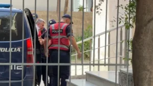 Dyshohen për përvetësimin e 1143 hektarëve tokë përmes dokumenteve të falsifikuara, ish-drejtuesit e ASHK-së në Fier dalin para gjykatës