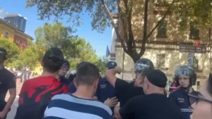 “Nuk na përfaqësoni”/ Qytetarët protestojnë pranë Kuvendit, policia vendos gardh metalik në akset kryesore afër godinës