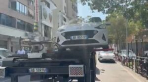 “Lamtumirë parkimit” para GJKKO-së dhe SPAK/ Nga sot makinat largohen me karrotrec, urdhri për Komisariatin nr. 3 përfshin edhe mediat
