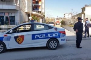 NË KAMËZ/ 30-vjeçari shkrepi armën në ajër rrugës për në dasmë, sekuestrohet pistoleta