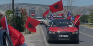 “Nga Anglia drejt Tiranës”/ Protestë e shqiptarëve në Britani, diaspora niset me autokolonë për protestën e 12 shtatorit