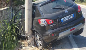 Aksident i rëndë në Fiershegan, trajleri merr përpara dy makina, shoferi vijon rrugën e tij edhe pas përplasjes