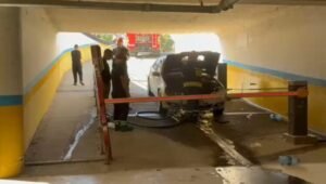 Përfshihet nga flakët makina në një parkim nëntokësor në Fier, banorët në panik