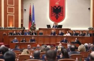 Nis nesër sesioni i ri parlamentar, deputetët rikthehen në Kuvend. “Priten” nga protestuesit