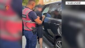Goditi me grushte punonjësin e policisë, arrestohet 27-vjeçari