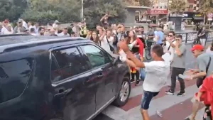 Përshkallëzon tubimi, protestuesit godasin me vezë dhe shishe uji makinën e deputetes së PS. Njëri prej tyre i thyen edhe pasqyrën e automjetit