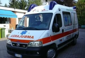 Bie nga shtylla gjatë instalimit të internetit, plagoset punonjësi i kompanisë së telekomunikacionit