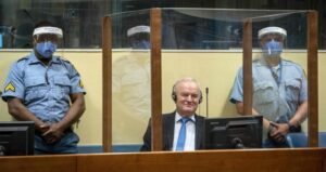 ‘Kasapi i Ballkanit’ mes nderimeve të serbëve/ Vuçiç i jep ceremoni dinjitoze, por nuk..