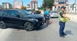 Aksident në aksin Fier-Patos/ Shpërndarësi i picave përplaset me automjetin, plagoset në këmbë