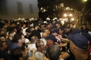 Shtatori nisi me mosbindje civile! Dje “zunë në çark” Ramën për rreth dy orë në Kryeministri, protestuesit në ditën e 95 të revoltës: Jep dorëheqjen!
