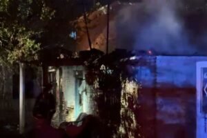 Tragjedi në Fier, 70-vjeçari humb jetën në banesën e përfshirë nga flakët