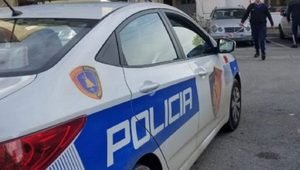 Aksident në aksin Elbasan–Cërrik, humbi kontrollin e motorit dhe u përplas me barrierat anësore të rrugës, ndërron jetë 31-vjeçari