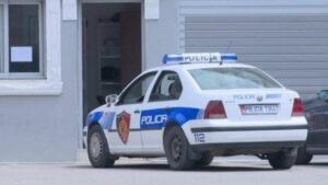 Përplasi makinën me murin e banesës dhe dhunoi pronaren/ 54-vjeçari refuzon testin e alkoolit, përfundon pas hekurave