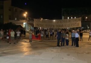 “Divjaka bashki”, Qytetarët 32 ditë në protestë kundër shkrirjes dhe bashkimit me Lushnjën
