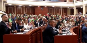 Jashtë Kuvendit protestohet! Mbyllet seanca e parë plenare për këtë sesion parlamentar. Protestuesit: Deputetë frikacakë!