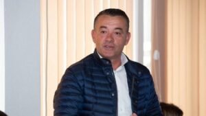 “Na jep 5 mln euro ose largohu nga Shqipëria”/ Mbi 10 persona të armatosur kërcënojnë biznesmenin e njohur Vasil Bedinaj në Orikum