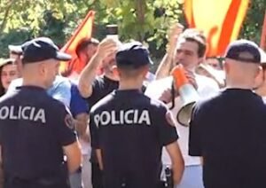 “Turp, parlamenti i krimit!”/ Revolta para Kryesisë së Kuvendit gjatë mbajtjes së Konferencës së Kryetarëve