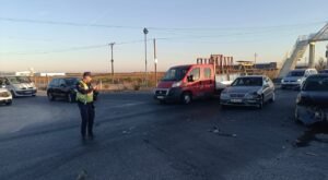 Aksident në autostradën Lushnjë – Fier, përplasen dy mjete