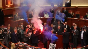 Kaosi në Parlament/ Etika përjashton me 10 ditë Berishën nga Kuvendi, dy muaj për pesë deputetë të tjerë të PD-së, falet Çapja