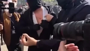 Tensionet në protestë/ Protestuesit pretendojnë për plumba gome, policia: Janë shpërqëndrues