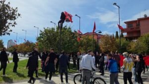Gjimnazistët e Lushnjës braktisin mësimin, marshojnë në rrugë dhe bllokojnë qarkullimin