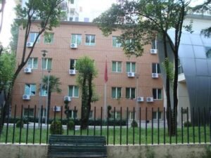 “”Fshesa” në Administratë! Ja kush janë 20 drejtuesit që largohen me “një të rënë të lapsit”