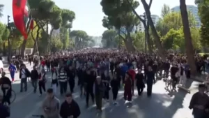 Protesta/ Demokratë nga Vlora, Himara dhe Saranda nisen drejt Tiranës