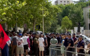 Tensione në protestë/ Efektivët i ndalojnë ti bashkohen protestës te Kuvendi, pedagogët heqin barrierat! Tubimit i bashkohen edhe studentët e Mjekësisë
