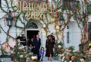 Trump dhe Melania festojnë Halloween-in në Shtëpinë e Bardhë, shpërndajnë ëmbëlsira për fëmijët, Air Force One surprizon të pranishmit