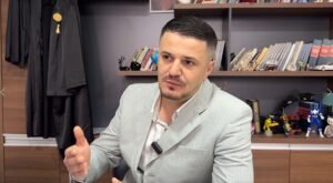 Avokati mohon dhunën ndaj 4-vjeçarit në kopshtin nr. 10 në Fier. Çështja në Prokurori, edukatorja vijon të jetë e pezulluar.