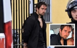 “Studenti i drejtësisë në kërkim të së drejtës”/ I vetëm përballë 6 efektivëve! Klevi Metaj, simboli i protestës dhe reagimit ndaj dhunës policore