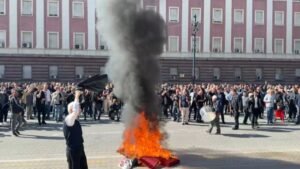 Deputetët e PD-së në krye, nis protesta e thirrur para Kryeministrisë, djegin tryezën e dialogut të Kryeministrit Rama