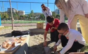 “Arkeologu i vogël”, një orë mësimi ndryshe për nxënësit e Lushnjës.