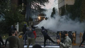 Protestat e dhunshme, pas sulmit ndaj disa institucioneve shtetërore, punonjësit e administratës u njoftuan për të mos u paraqitur në institucione: Punoni online