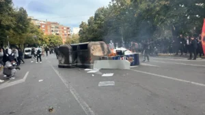 Situata në qendër të kryeqytetit është tensionuar, ku koshat e plehrave dhe frigoriferët e kioskave janë përfshirë nga flakët dhe janë vendosur në mes të rrugës.