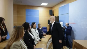“Dolën duart e fshehura në puplat e flamingove”, Rama: Po punojmë për ndalimin e rrjeteve sociale për fëmijët nën 16 vjeç, diskutohet edhe ulja e moshës për dënimin penal