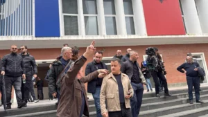 Protesta e thirrur nga PD, nis marshimi nga selia blu drejt Kryeministrisë, në krye deputetët demokratë