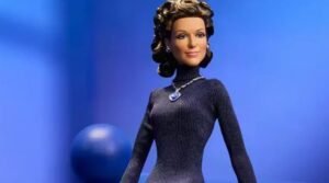 Céline Dion nderohet me kukullën e saj Barbie, frymëzuar nga paraqitja ikonike në Oscar 1998
