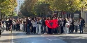 Dita e 16-të e protestës studentore/ Të rinjtë vendosen para Ministrisë së Arsimit, kërkojnë dorëheqjen e Kryeministrit Rama: Pa rini nuk ka Shqipëri
