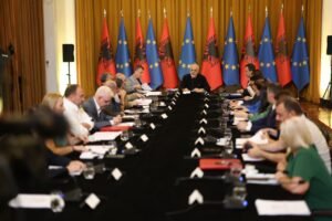 Rama u nxjerr inatin deputetëve të vetë: Mos krijoni përshtypjen se jeni fshehur. Spiropali bojkoton mbledhjen