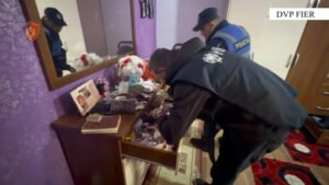 14 persona nën masa sigurie për ushtrim të palicencuar të veprimtarive financiare. Gjykata cakton 11 masa “Arrest në shtëpi” dhe 3 masa të tjera sigurie.