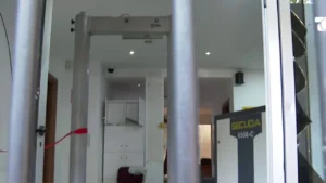 Sulmi te Gjykata e Apelit, protestuesit shkatërrojnë hyrjen për publikun, alarmohen punonjësit