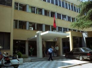 Protestat/ Gjykata lë në “Detyrim paraqitje” 10 protestues, mes tyre një i mitur! Vlerësohet i ligjshëm arrestimi i 14-vjeçarit