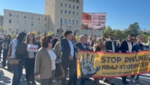 Pedagogët në marshim kundër dhunës ndaj studentëve: Të mblidhemi çdo ditë në 10:00