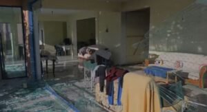 SHPËRTHIMI I BOMBULES, PLAGOS 75-VJEÇAREN – SHKATËRROHET NJË KAT I BANESËS