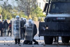 Shkatërrim i pronës publike dhe kundërshtim me dhunë të focave policore/ Gjykata e Tiranës liron 18 të arrestuar gjatë protestave, lihen në detyrim paraqitjeje