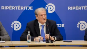 “Protesta e flamingove u kap nga Rama dhe Balluku”, Berisha: Mikrofonin ua jepnin vetëm atyre që pranonin sloganin “Rama në burg, Berisha në burg”