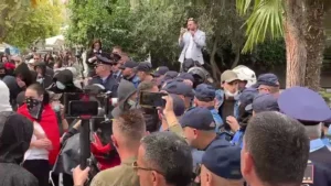 Tensione në Vlorë, të rinjtë përballen me policinë para selisë së PS-së, hedhin vezë drejt efektivëve