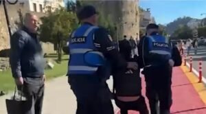 Elbasan/ Efektivi dhe civili me pistoletë në brez tërheqin zvarrë 15-vjeçarin: Të më ndihmojë dikush!