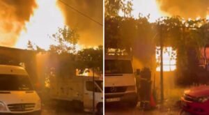 Zjarr i madh në magazinat e ish-NPA-së në Gjirokastër, flakët lënë gjysmën e qytetit pa drita